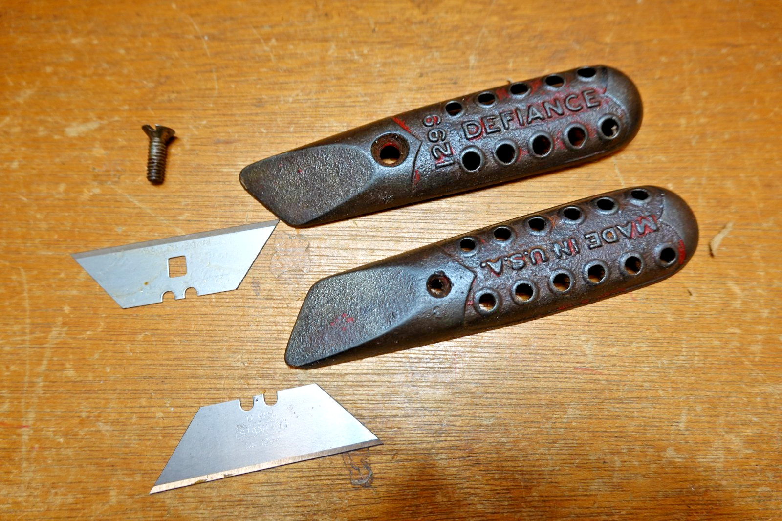 VINTAGE STANLEY -DEFIANCE No. 1299 CAST IRON FIX BLADE UTILITY KNIFE . VINTAGE STANLEY -DEFIANCE No. 1299 CAST IRON FIX BLADE UTILITY KNIFE .