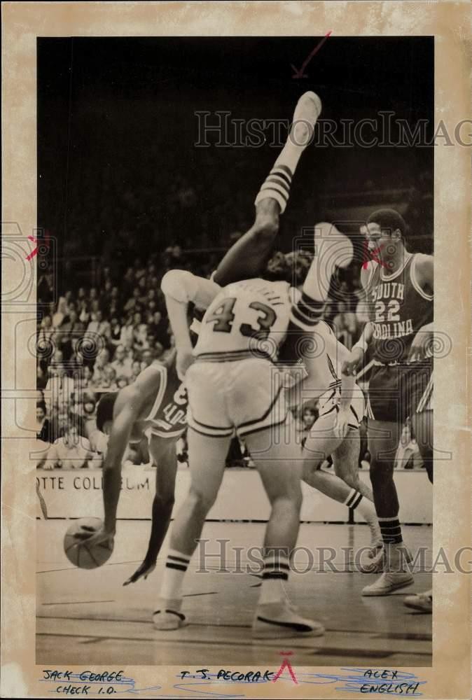 1974 Press Photo South Carolina\'s Nate Davis falls but still dribbles ball 1974 Press Photo South Carolina\'s Nate Davis falls but still dribbles ball