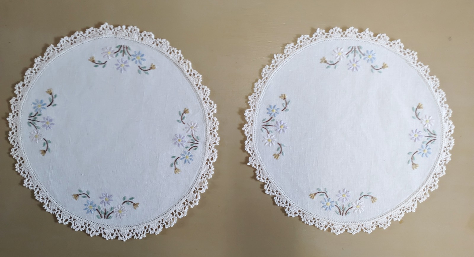 VINTAGE PAIR HAND EMBROIDERED LINEN DOILIES MATCHING ROUND DAISY CROCHET LACE VINTAGE PAIR HAND EMBROIDERED LINEN DOILIES MATCHING ROUND DAISY CROCHET LACE
