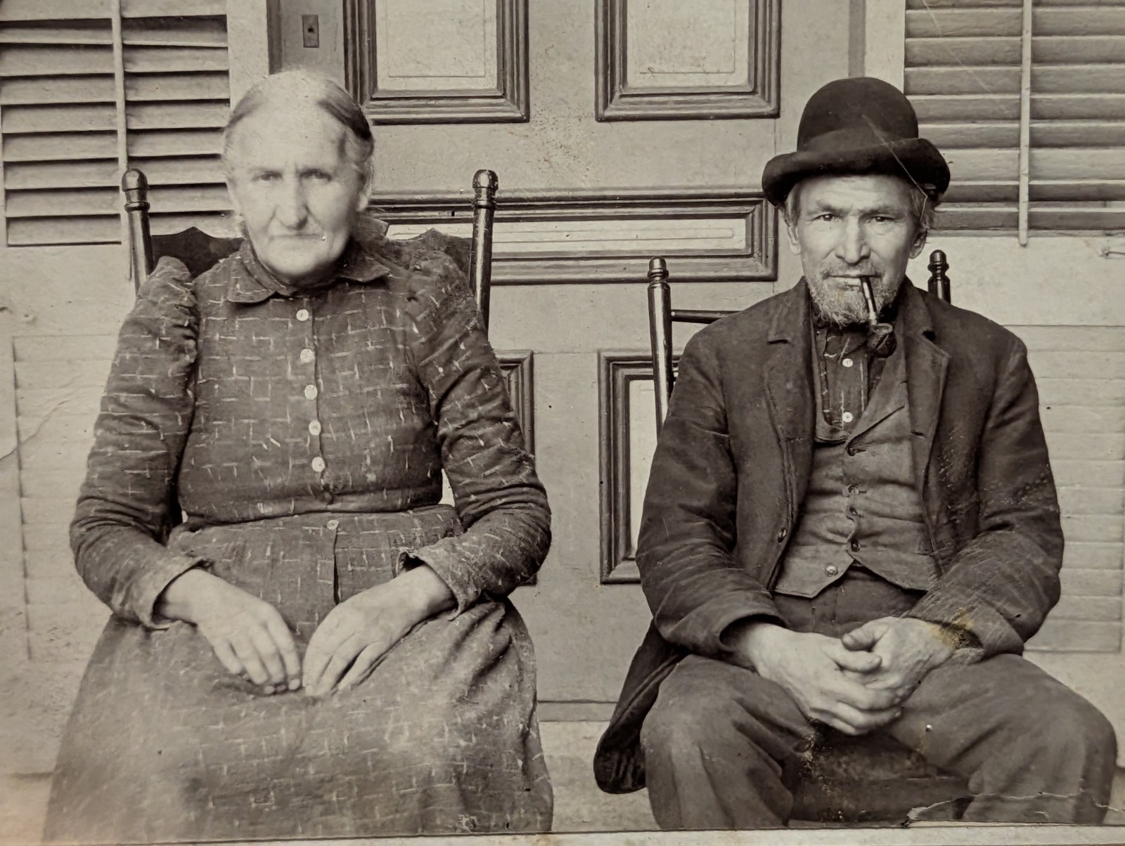 Wonderful cabinet card photo of couple in rocking chairs, pipe, Cincinnati Ohio 