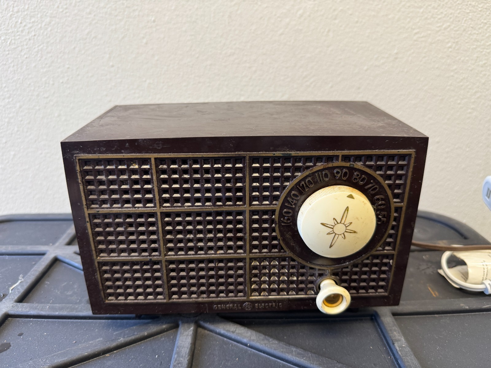 GE Vintage Dark Brown Bakelite AM Tube Radio Starburst Dial GE Vintage Dark Brown Bakelite AM Tube Radio Starburst Dial