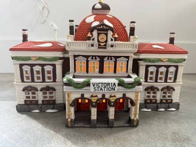Deptartment 56 Victoria Station Dickens Heritage Christmas Village 55743- TESTED Deptartment 56 Victoria Station Dickens Heritage Christmas Village 55743- TESTED