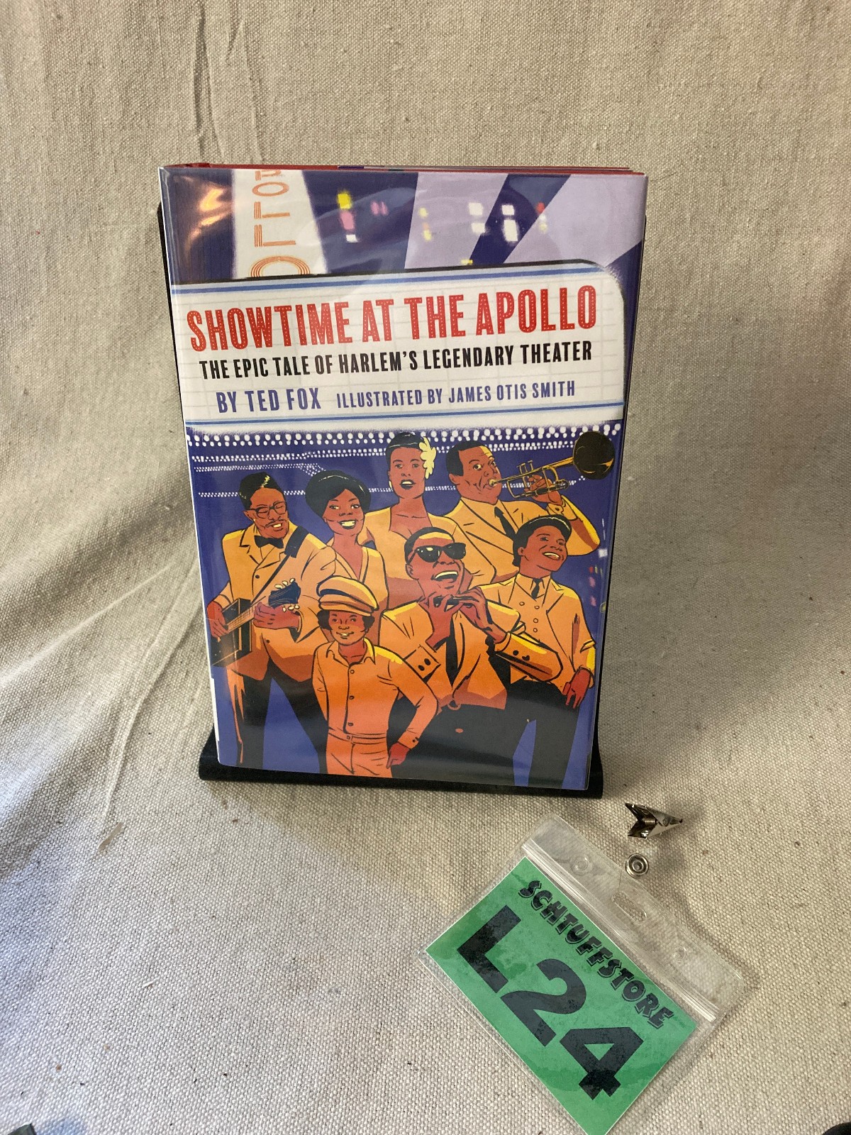 Showtime at the Apollo: The Epic Tale of Harlems Legendary Theater (Abrams 2018)