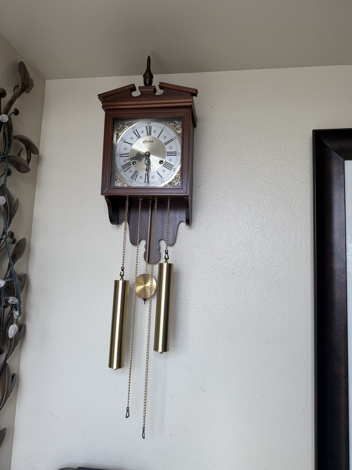 Linden Vintage N° 8054B Chiming 31 Day Pendulum Wall Clock with Key. Linden Vintage N° 8054B Chiming 31 Day Pendulum Wall Clock with Key.