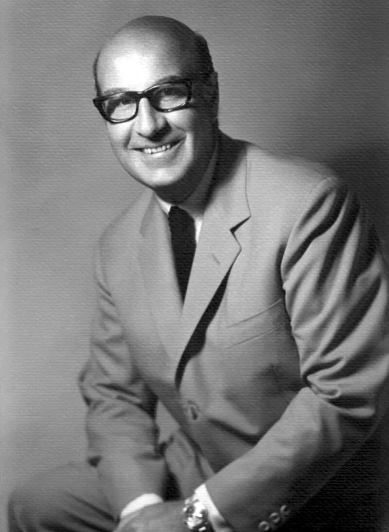 Rene Paul Posing With Glasses 4x6 Picture Celebrity Print