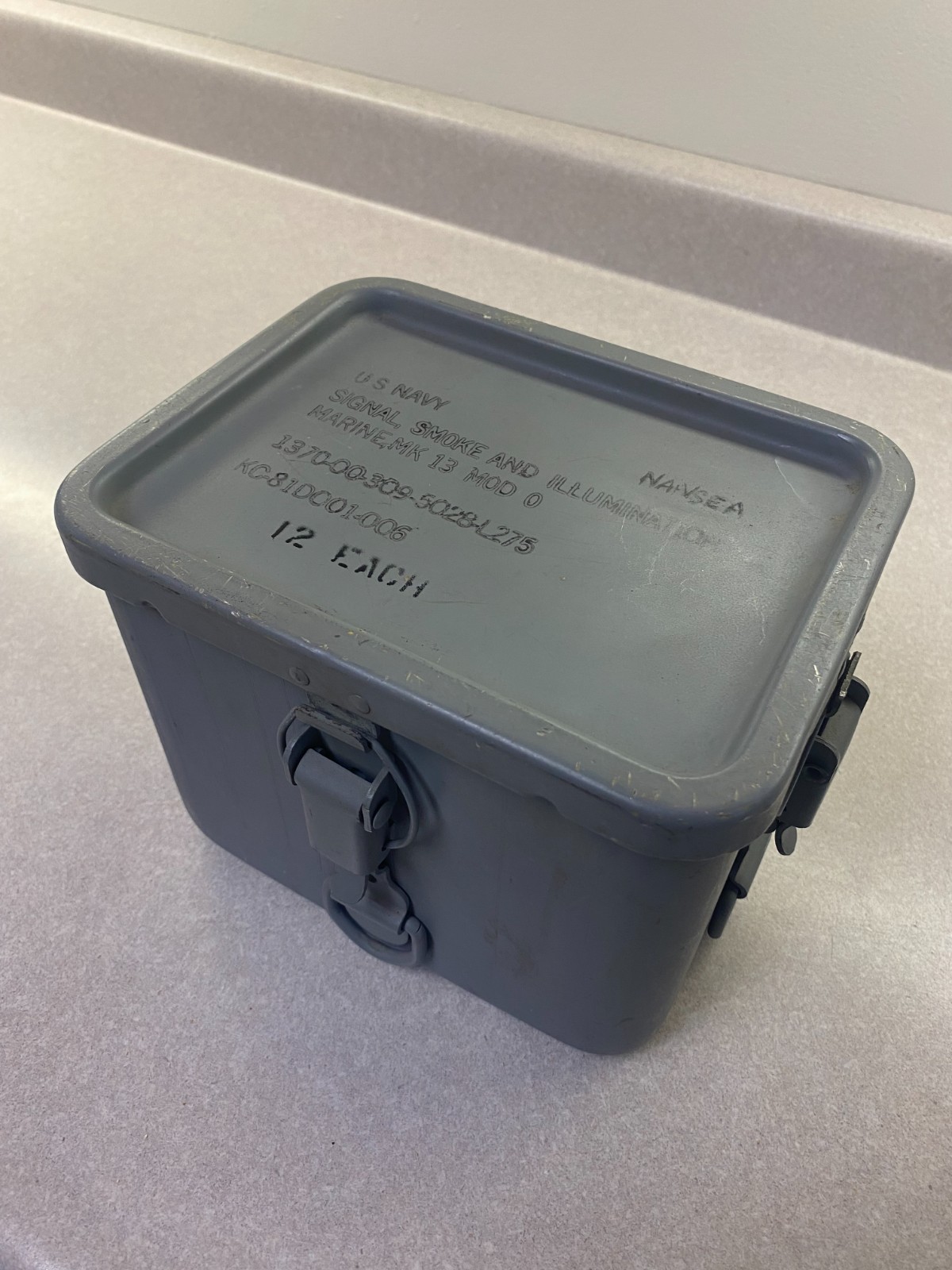 US Navy Signal Smoke Illumination Box Metal Latched Container MK13 MOD 0