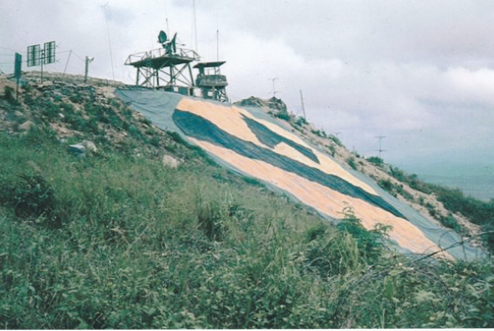 Vietnam  War  Photo --    1st Cavalry Division  Base...