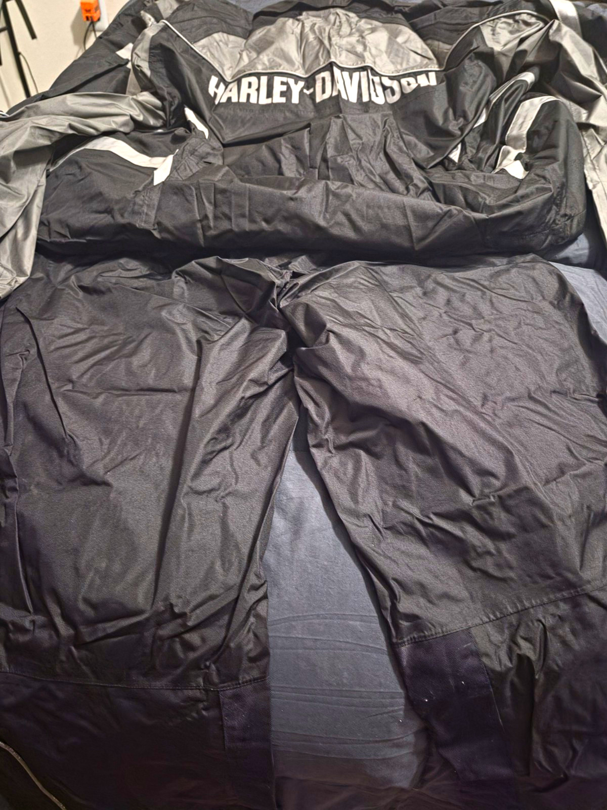Harley Davidson Men's Rainsuit - XL Black Hooded Nylon Waterproof - Never Worn Harley Davidson Men's Rainsuit - XL Black Hooded Nylon Waterproof - Never Worn