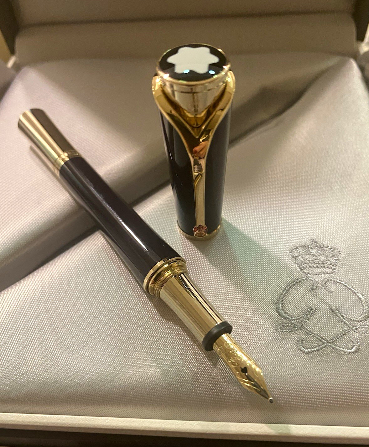 MontBlanc Princesse Grace de Monaco Special Edition Fountain Pen 18k New MontBlanc Princesse Grace de Monaco Special Edition Fountain Pen 18k New