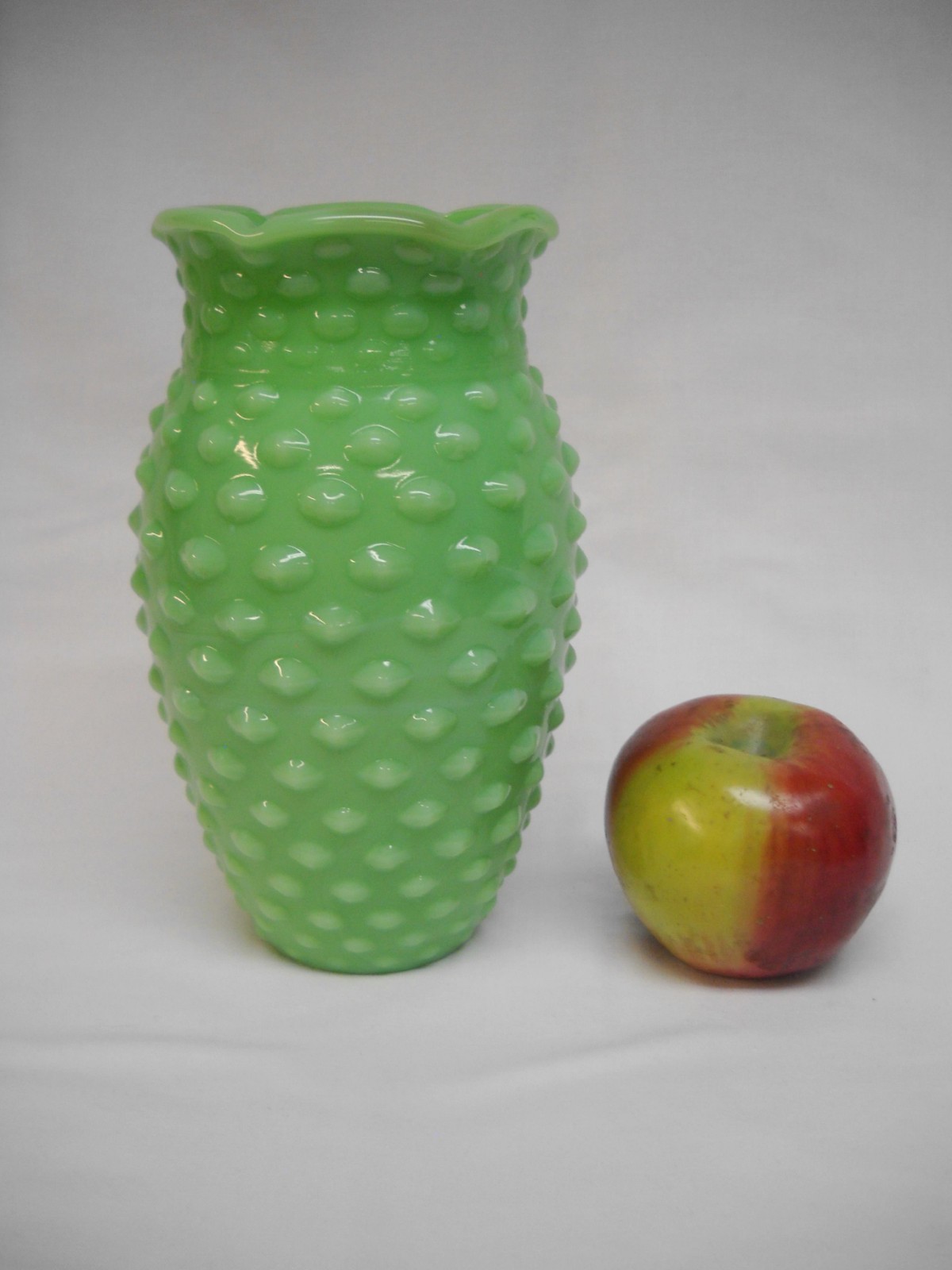 Vintage JADITE GLASS HOBNAIL VASE-L.E.SMITH FOR MARTHA STEWART-EXC. Vintage JADITE GLASS HOBNAIL VASE-L.E.SMITH FOR MARTHA STEWART-EXC.