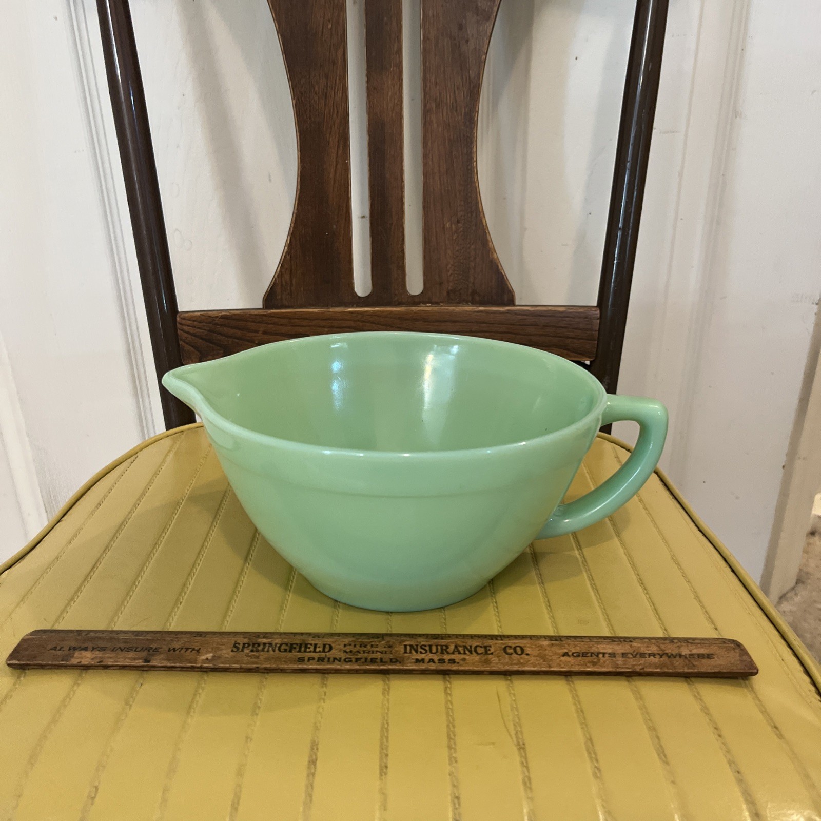 VINTAGE – FIRE-KING OVEN WARE JADEITE BATTER MIXING BOWL WITH POUR SPOUT Hocking