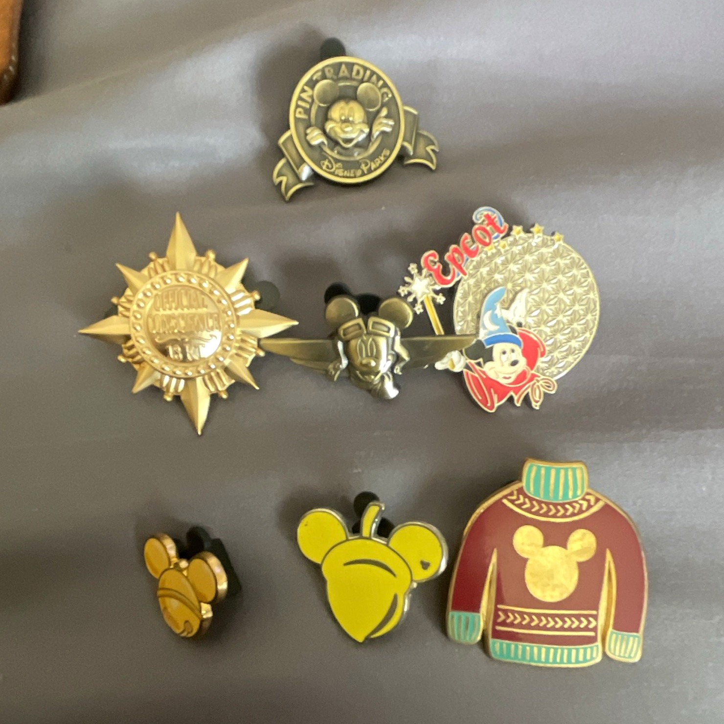 Disney 7-Pin Lot Mickey Mouse Epcot 2001 Pin on Pin Sweater & Head Pins