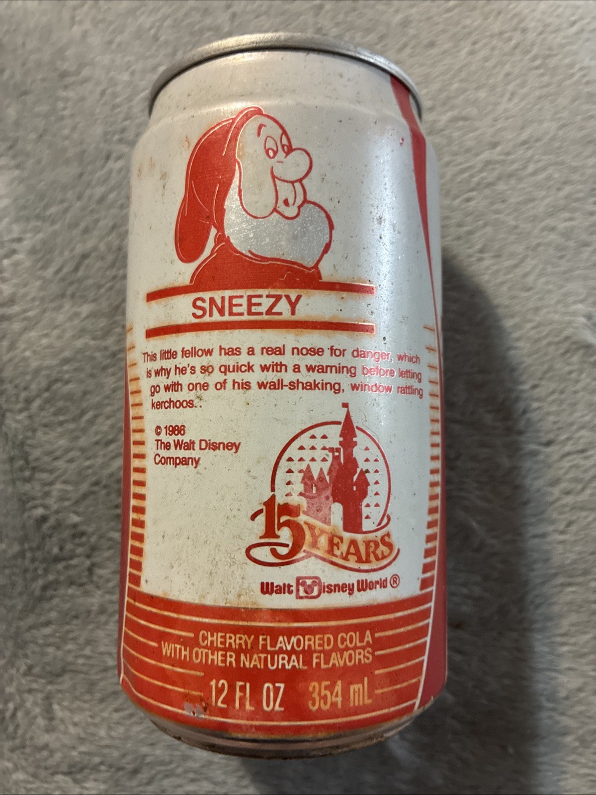 Vintage Cherry Coke 12oz Soda Can Disney’s Seven Dwarfs Sneezy Graphic 1986 👀 Vintage Cherry Coke 12oz Soda Can Disney’s Seven Dwarfs Sneezy Graphic 1986 👀