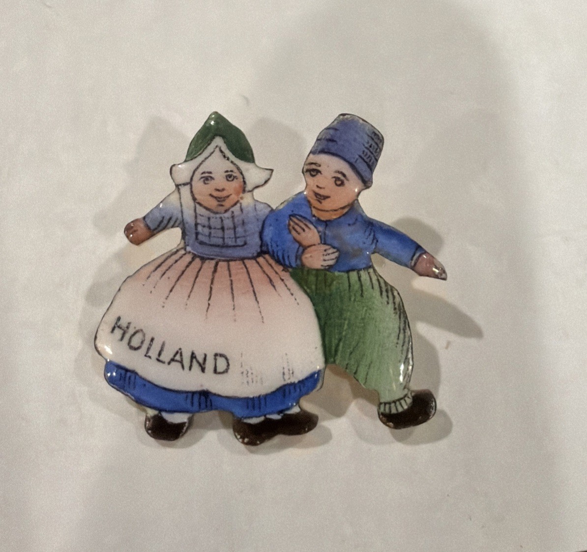 VINTAGE HOLLAND SOUVENIR DUTCH BOY AND GIRL PIN VINTAGE HOLLAND SOUVENIR DUTCH BOY AND GIRL PIN