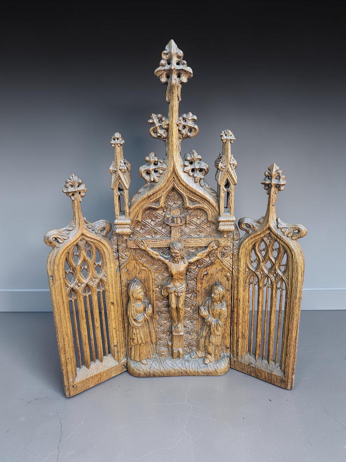 Antique Neo-Gothic Carved Oak Crucifixion Triptych Home Altar statue religious Antique Neo-Gothic Carved Oak Crucifixion Triptych Home Altar statue religious