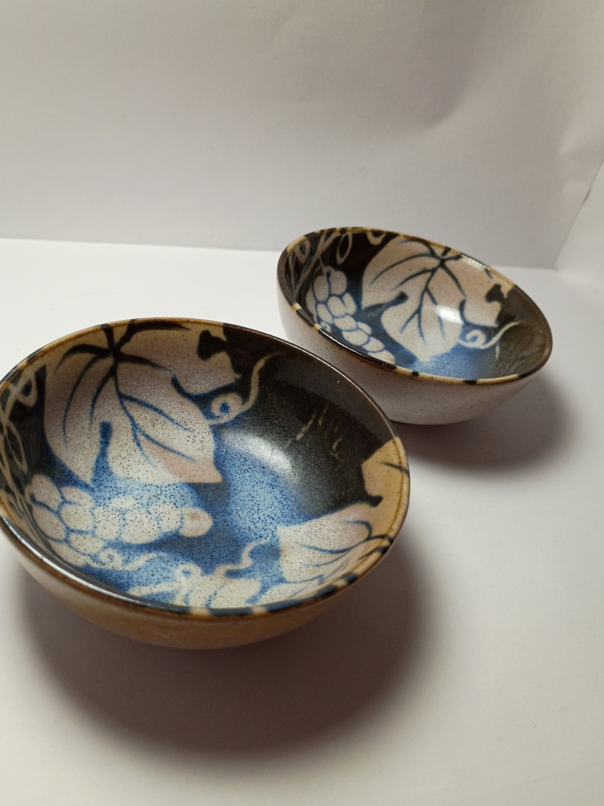 Vintage Sousaku Japan Pottery Grape Vine Design Rice Bowls Vintage Sousaku Japan Pottery Grape Vine Design Rice Bowls