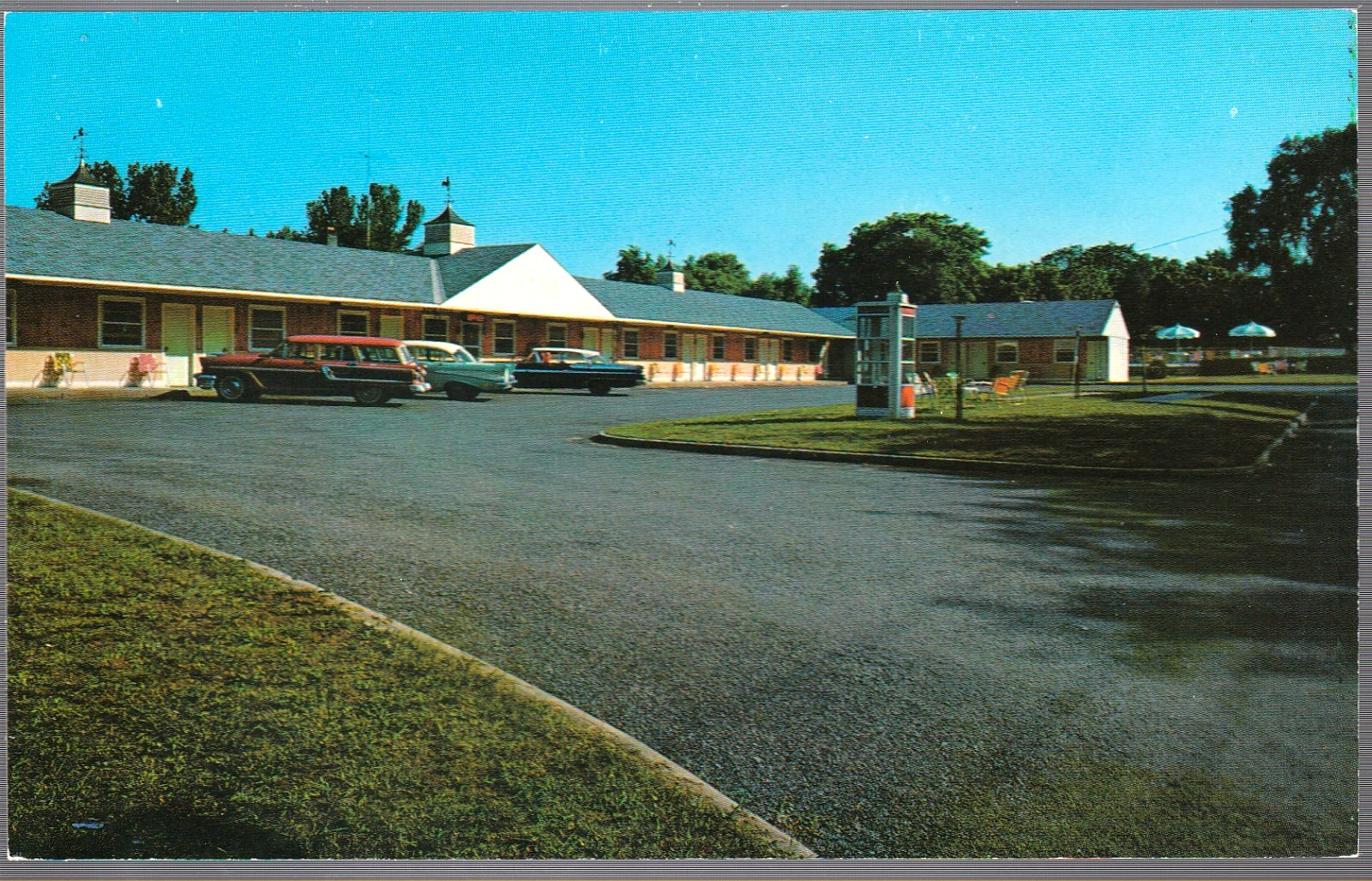Saratoga Springs NY postcard -Gateway Motel -phone booth cars 1950s