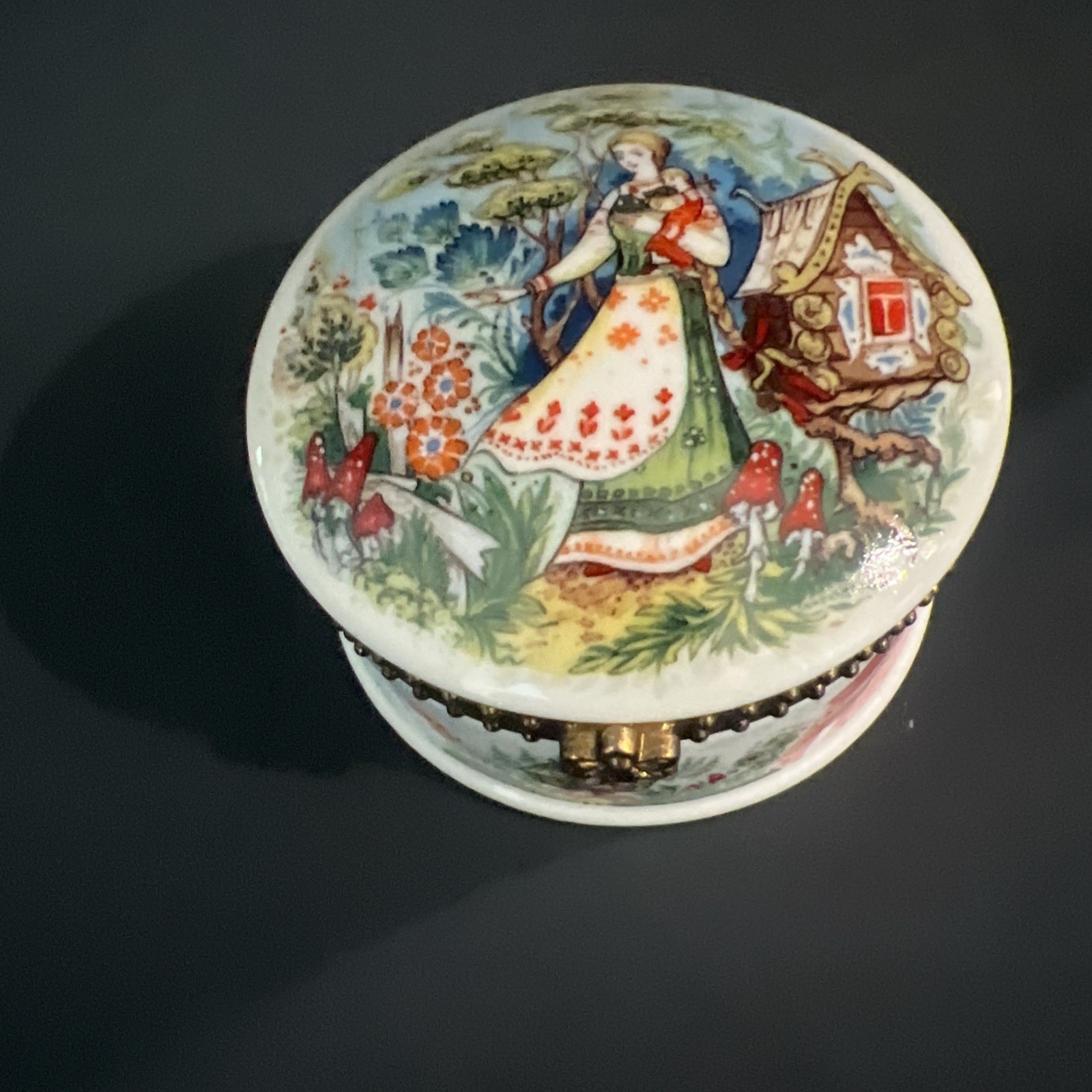 RUSSIAN FAIRY TALES VASILISA THE BEAUTIFUL PORCELAIN TRINKET BOX LUCY MAXYM
