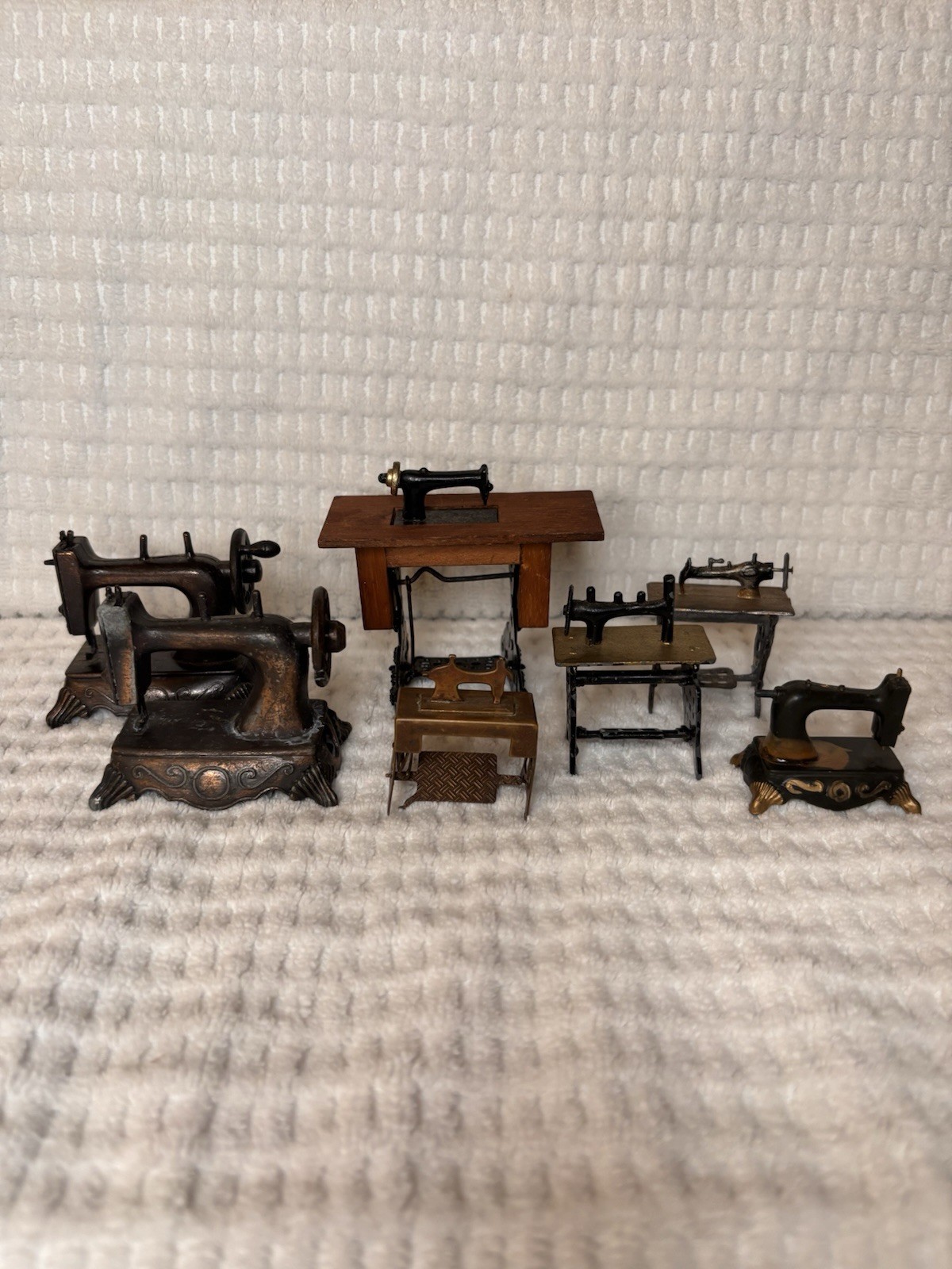 Vintage Miniature Sewing Machine Lot of 7 Dollhouse Models + 2 Pencil Sharpeners Vintage Miniature Sewing Machine Lot of 7 Dollhouse Models + 2 Pencil Sharpeners