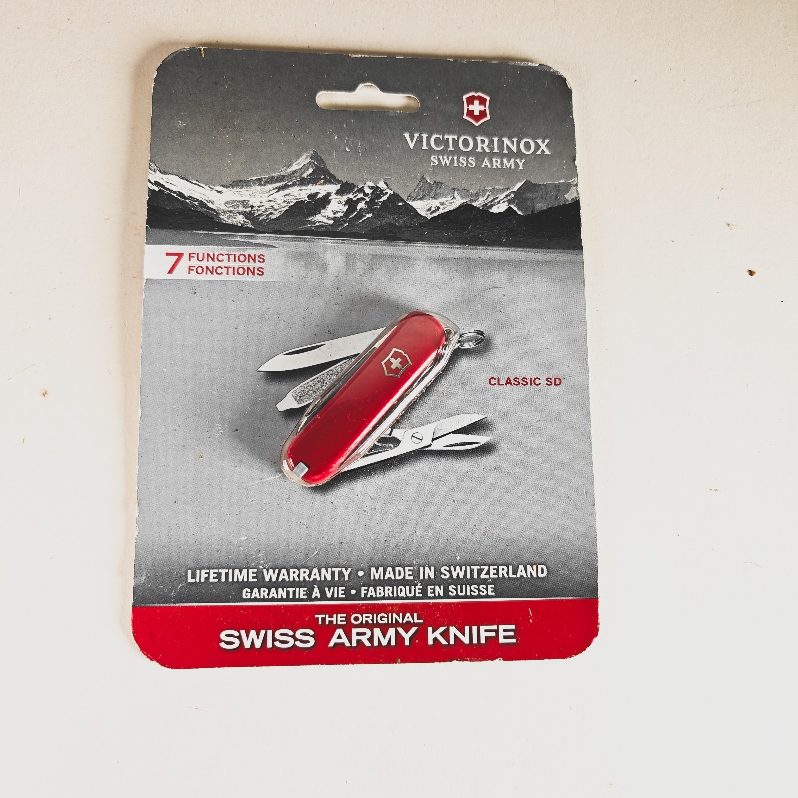 Victorinox Classic SD NEW IN BOX  Swiss Army  Knife Red 58mm