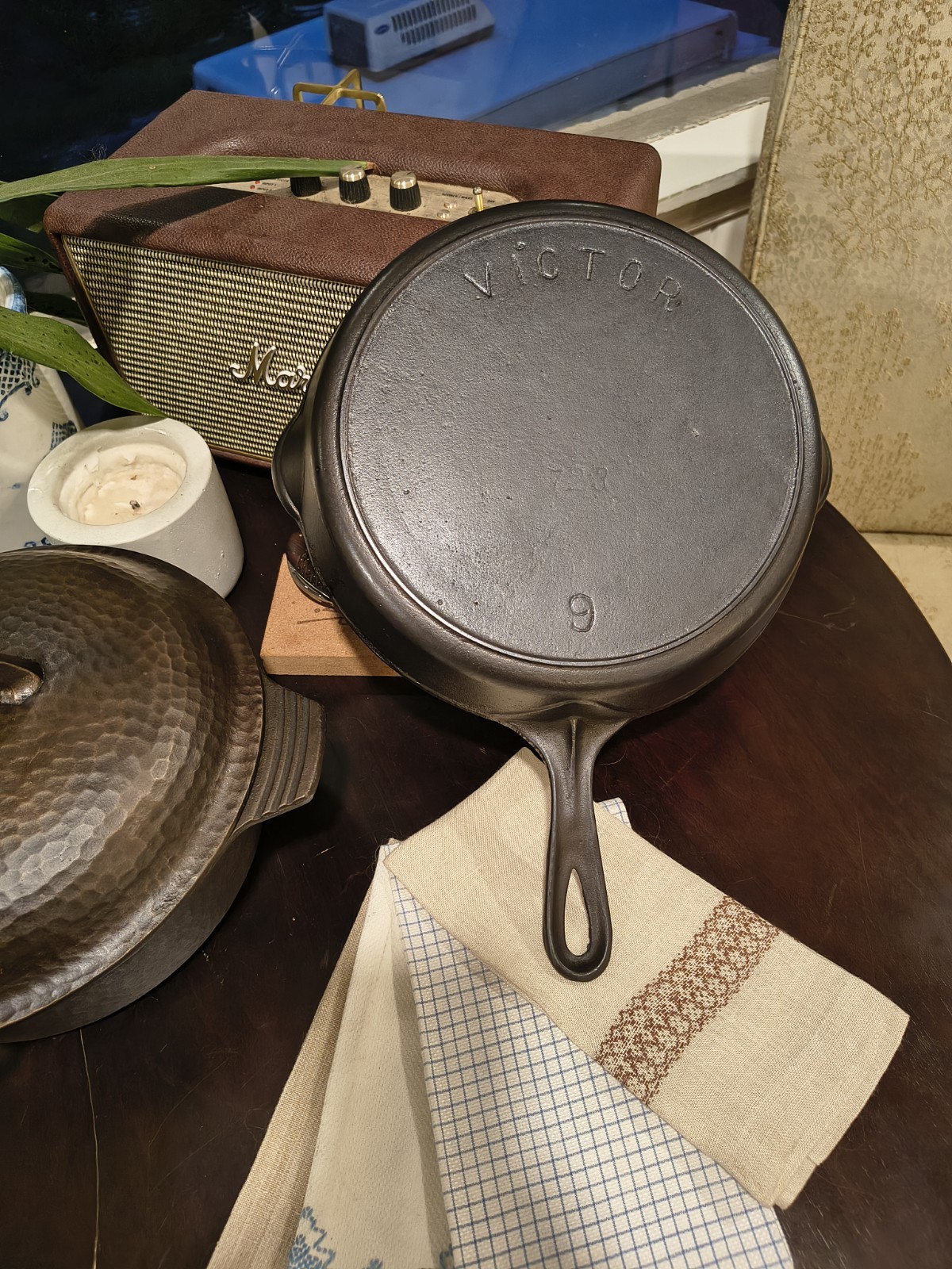 VICTOR (BY GRISWOLD) CAST IRON SKILLET #9 (723) - RESTORED VICTOR (BY GRISWOLD) CAST IRON SKILLET #9 (723) - RESTORED
