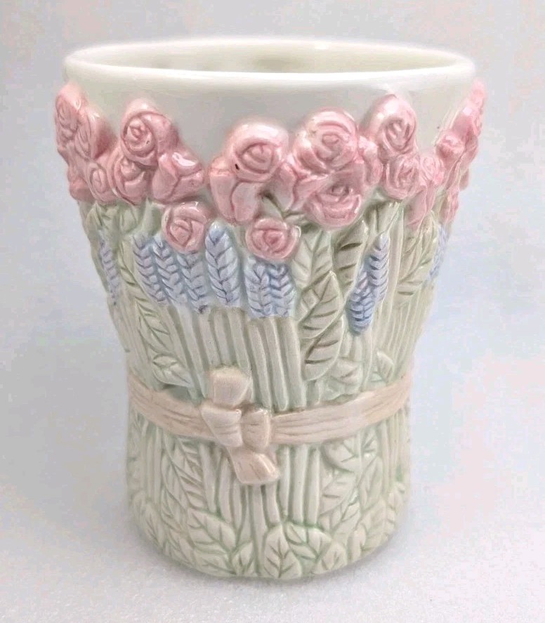 Vintage Handpainted Ceramic 3D Floral Theme Tied Flower Bunch Vase Tumbler 4.5\ Vintage Handpainted Ceramic 3D Floral Theme Tied Flower Bunch Vase Tumbler 4.5\
