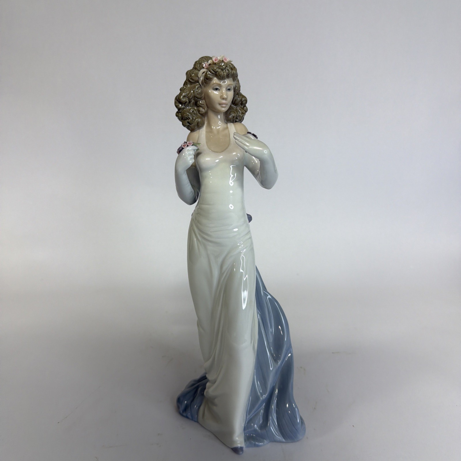 Lladro 6608 Anticipation Elegant Woman Flowers Figurine Limited Edition With Box Lladro 6608 Anticipation Elegant Woman Flowers Figurine Limited Edition With Box