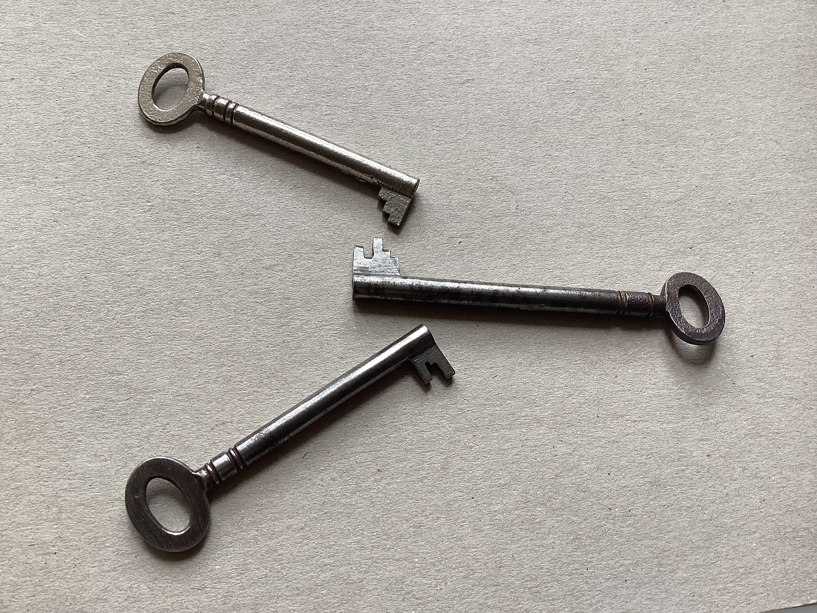 3 (THREE) ANTIQUE LARGE HOLLOW BARREL METAL LOCKING KEYS …. VGC    (KEYS 7)