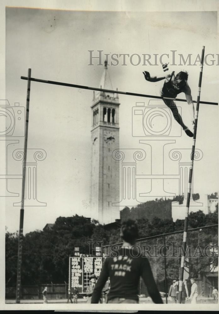 1930 Press Photo George Jefferson Compton Junior College pole vaulter