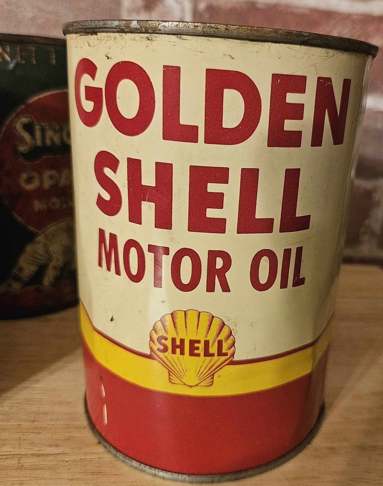 VINTAGE SHELL 1 qt. MOTOR OIL CAN - GOLDEN SHELL UNOPENED TIN CAN VINTAGE SHELL 1 qt. MOTOR OIL CAN - GOLDEN SHELL UNOPENED TIN CAN