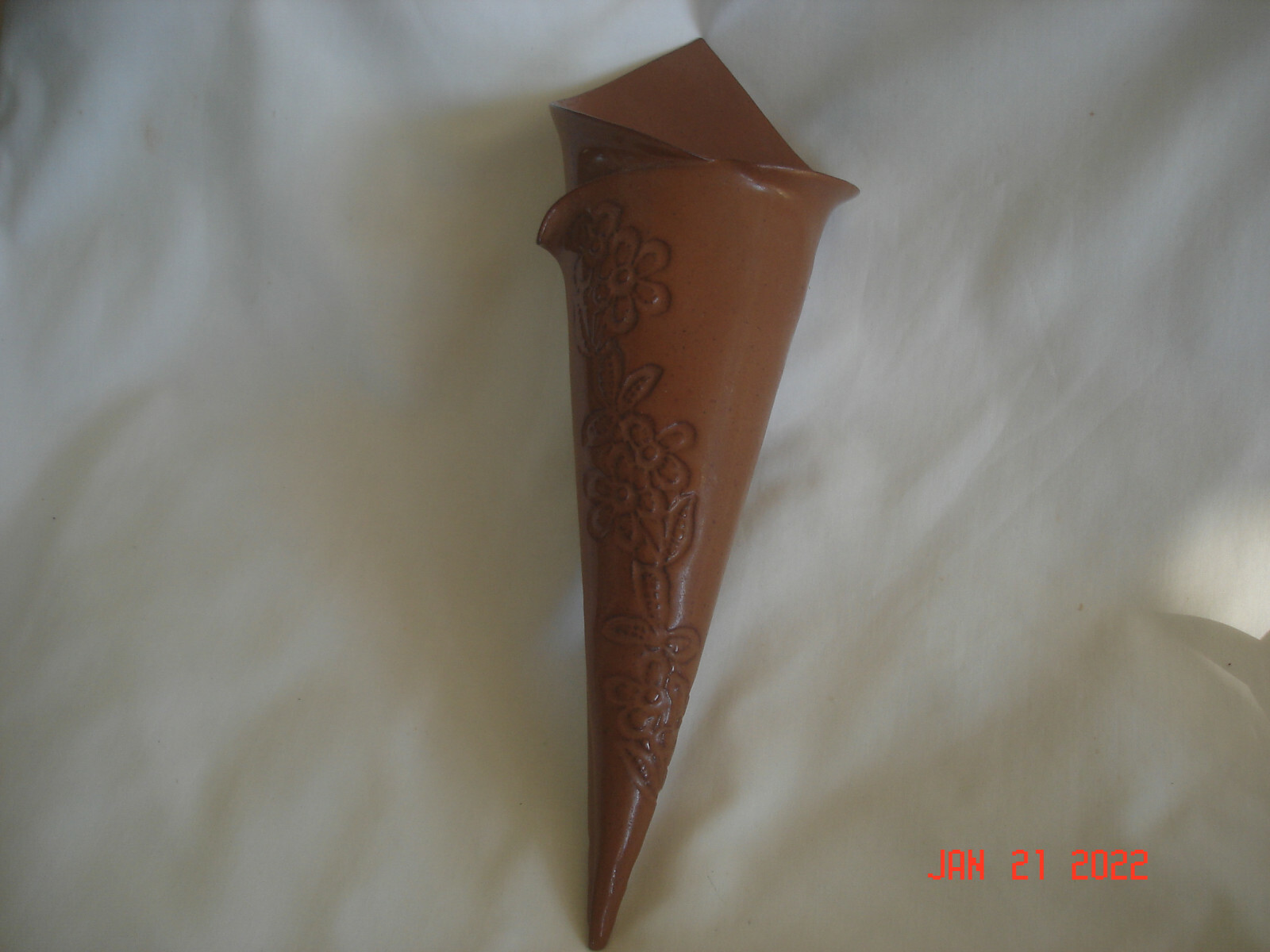 LOVELY ARTISAN SIGNED Vtg. CLAY POTTERY ENGRAVED FLOWER TAPERED WALL POCKET