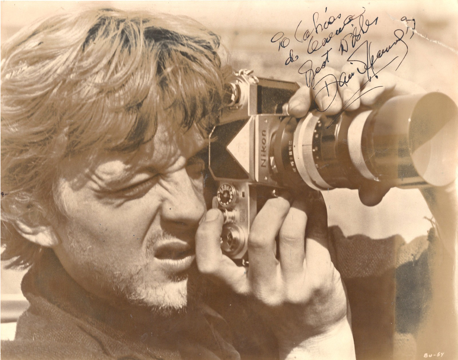 ENGLISH ACTOR, FILM DIRECTOR, PRODUCER DAVID HEMMINGS, SIGNED VINTAGE PHOTO. ENGLISH ACTOR, FILM DIRECTOR, PRODUCER DAVID HEMMINGS, SIGNED VINTAGE PHOTO.