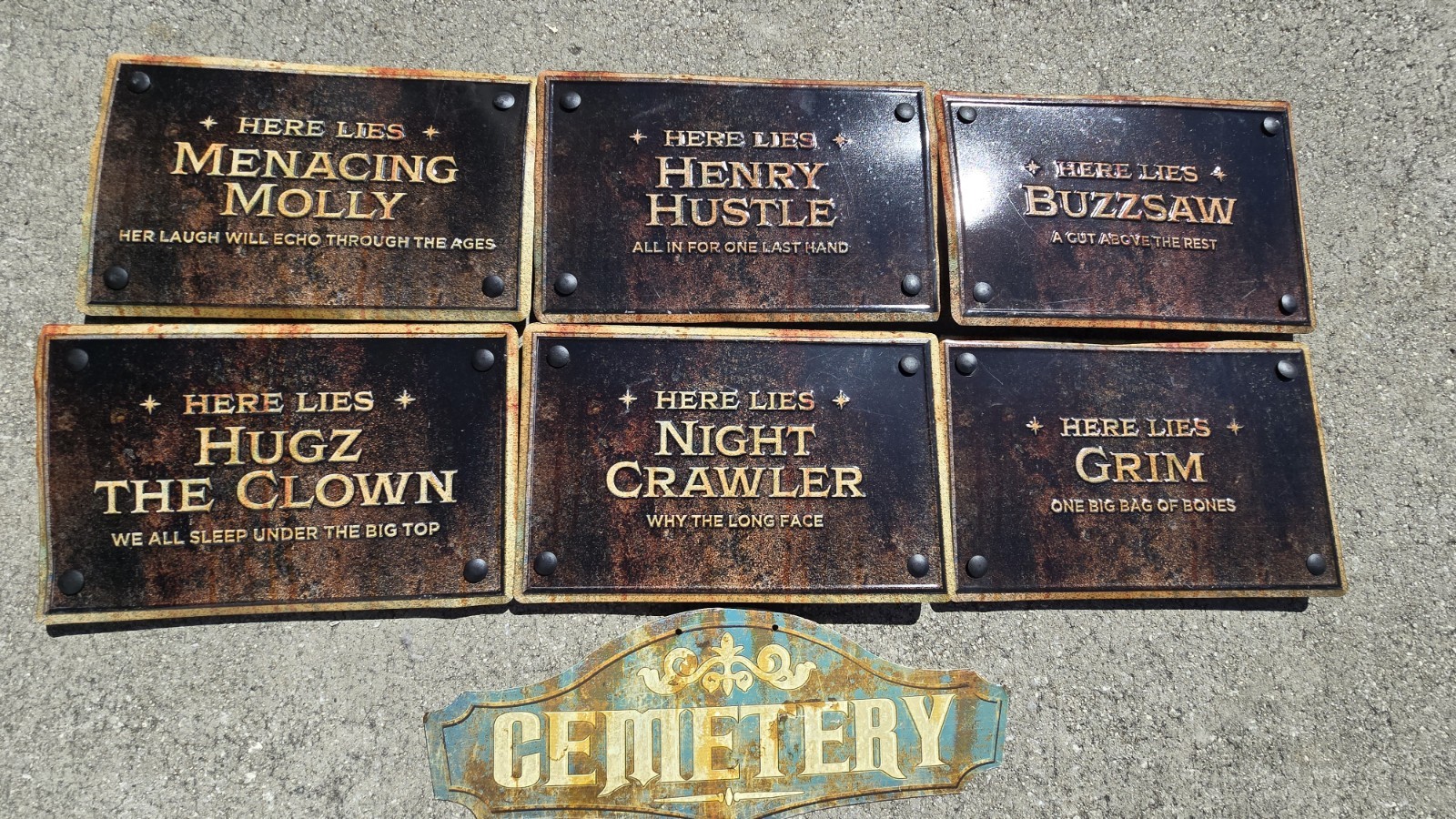 Spirit Halloween Metal Store Display Sign Mausoleum Row Grave 2023 Lote 7