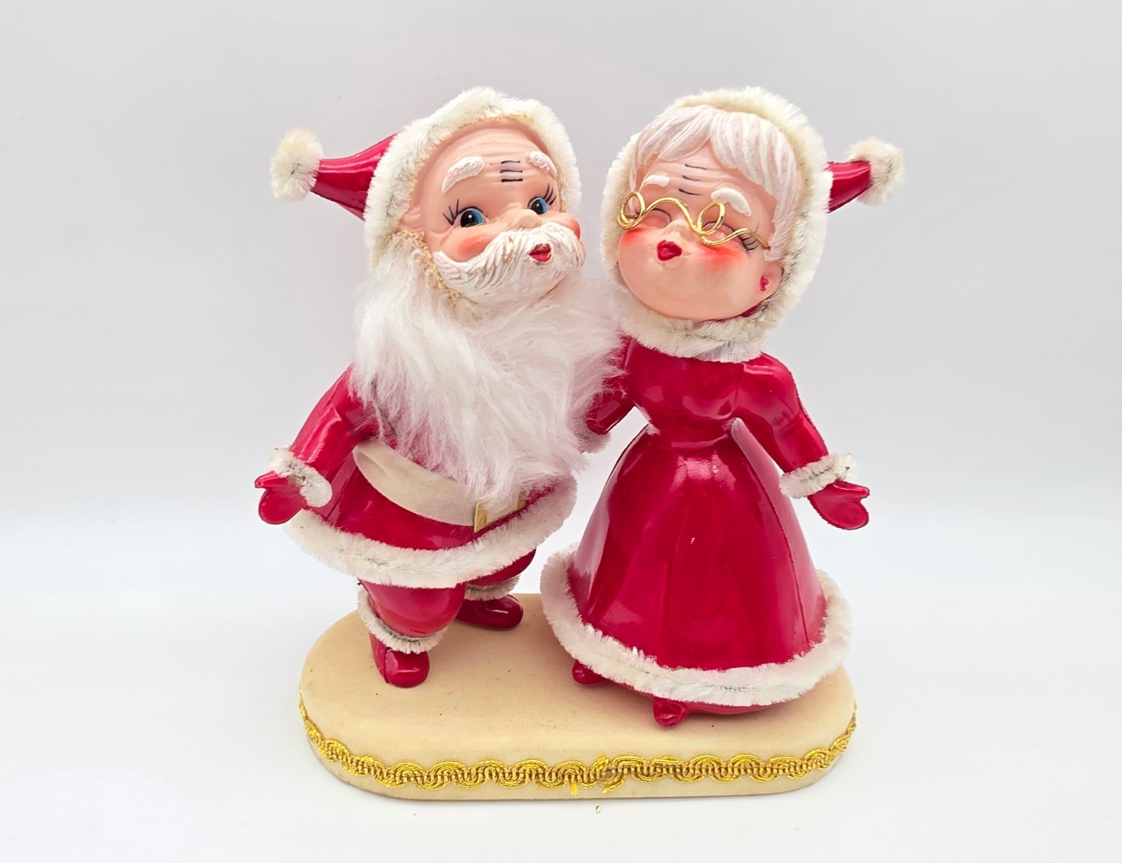 VINTAGE CHRISTMAS SANTA & MRS CLAUS KISSING PLASTIC FELT 6\