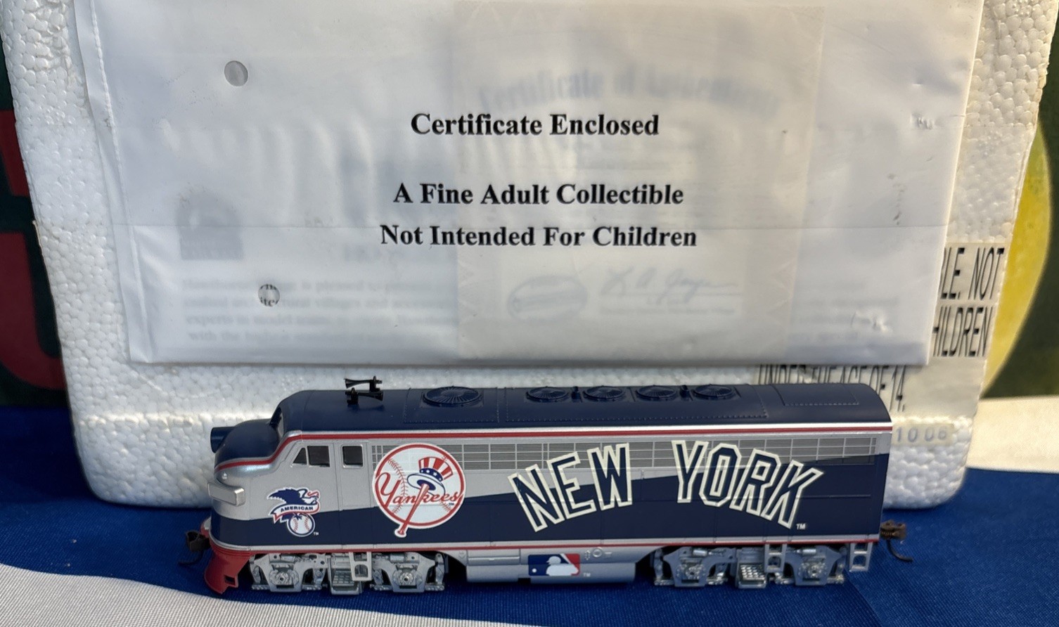 Bradford Exchange New York Yankees Locomotive - In Original Packaging Bradford Exchange New York Yankees Locomotive - In Original Packaging