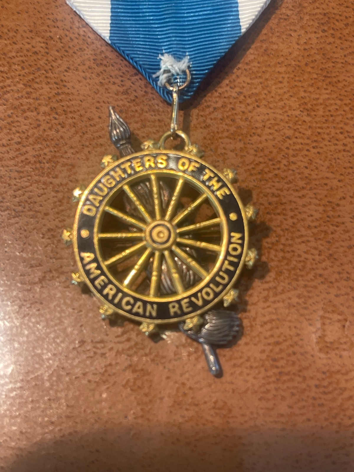 Vintage DAR Daughters Of The American Revolution Pin Insigna plus 3 pins Vintage DAR Daughters Of The American Revolution Pin Insigna plus 3 pins