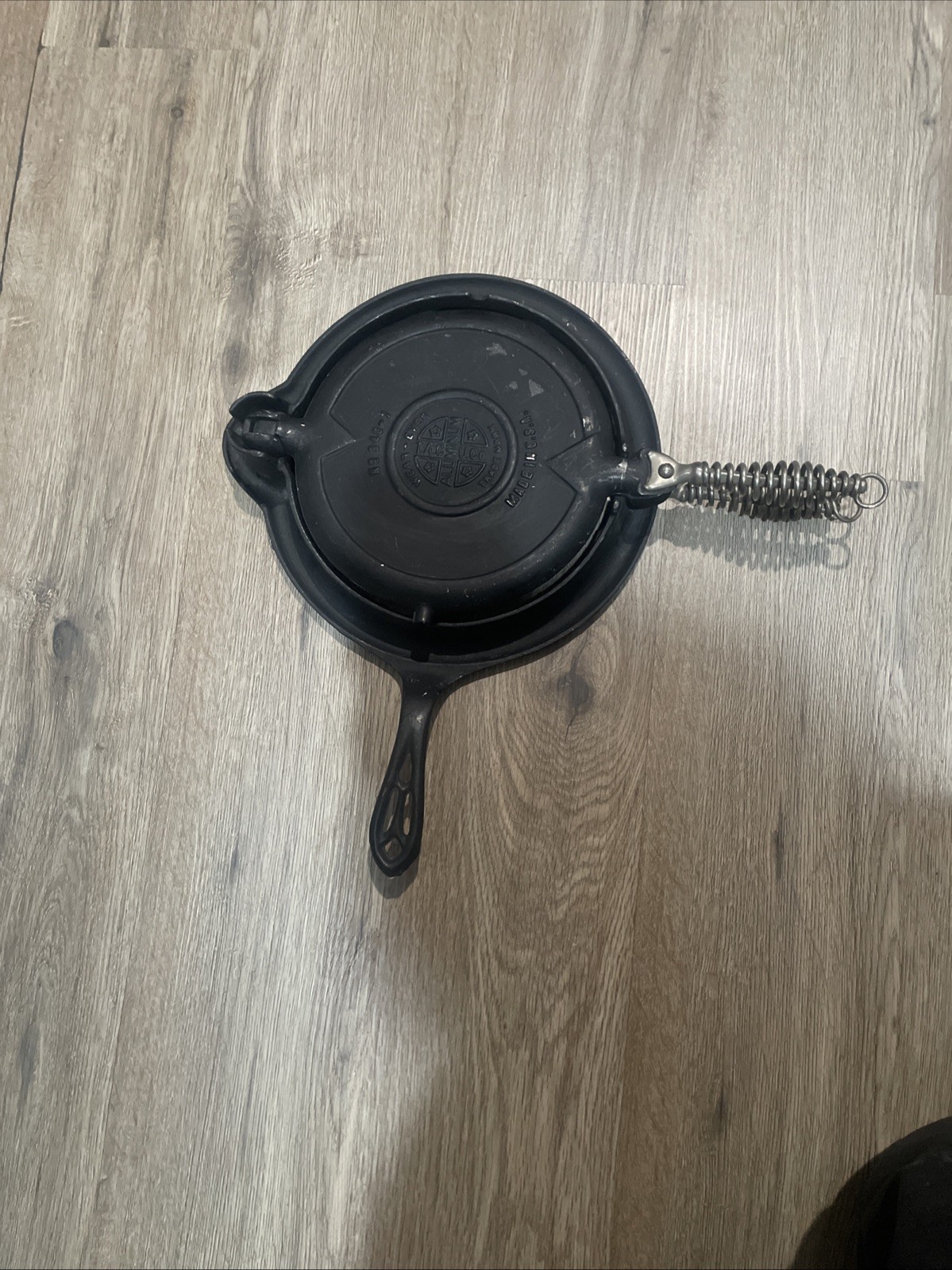 Vintage Wear Ever No. 340-1 Aluminum Waffle Maker U.S.A. With 975 Griswold Base