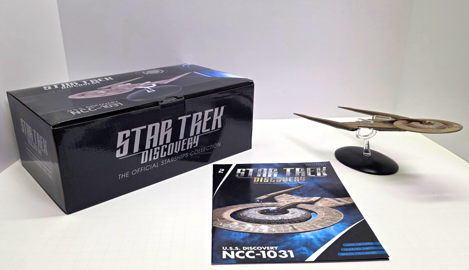 Eaglemoss Hero Collector Star Trek U.S.S. Discovery NCC-1031 (XL) with Magazine