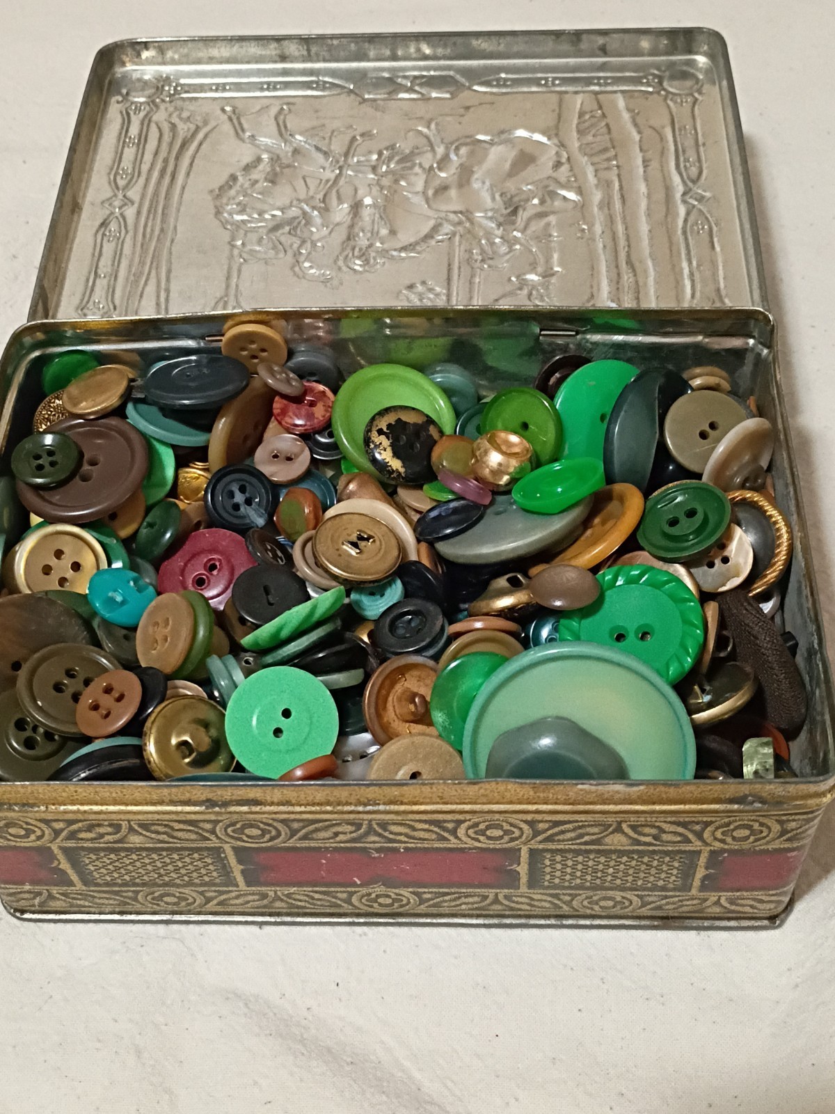 Vintage Riley's Toffee Tin With Vintage Green Black Brown Buttons B10 Vintage Riley's Toffee Tin With Vintage Green Black Brown Buttons B10