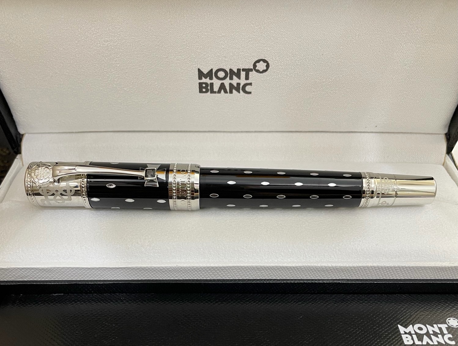 Montblanc Patron of Art Queen Elizabeth Fountain Pen with Box Medium Nib Montblanc Patron of Art Queen Elizabeth Fountain Pen with Box Medium Nib