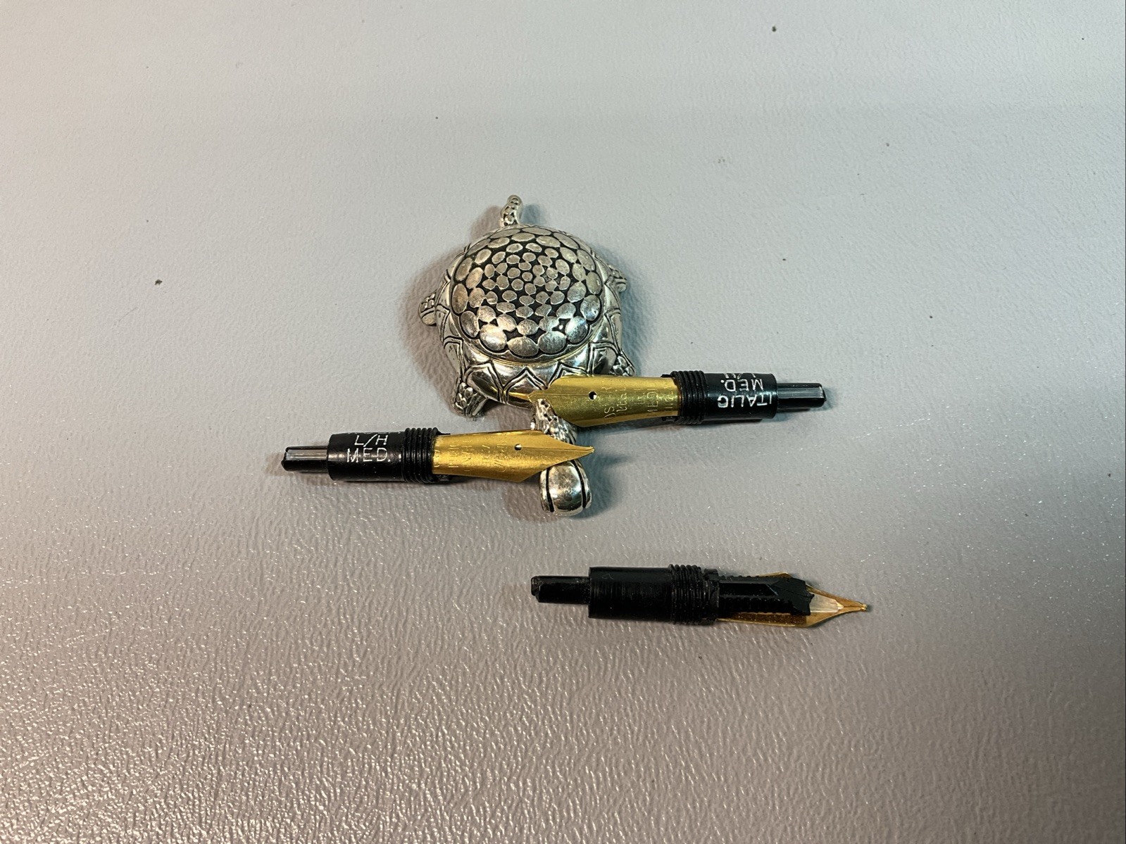 VINTAGE OSMIROID ROLATIP FOUNTAIN PEN NIBS (3) MEDIUM LH. ITALIC. (S1394).