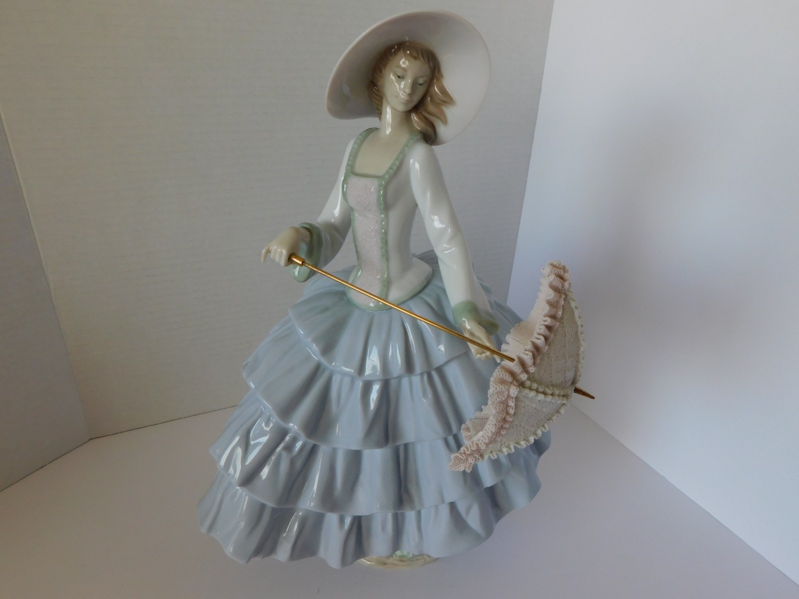 STUNNING LLADRO SPAIN FIGURINE #6542 STROLL IN THE SUN LADY WITH PARASOL  - MINT