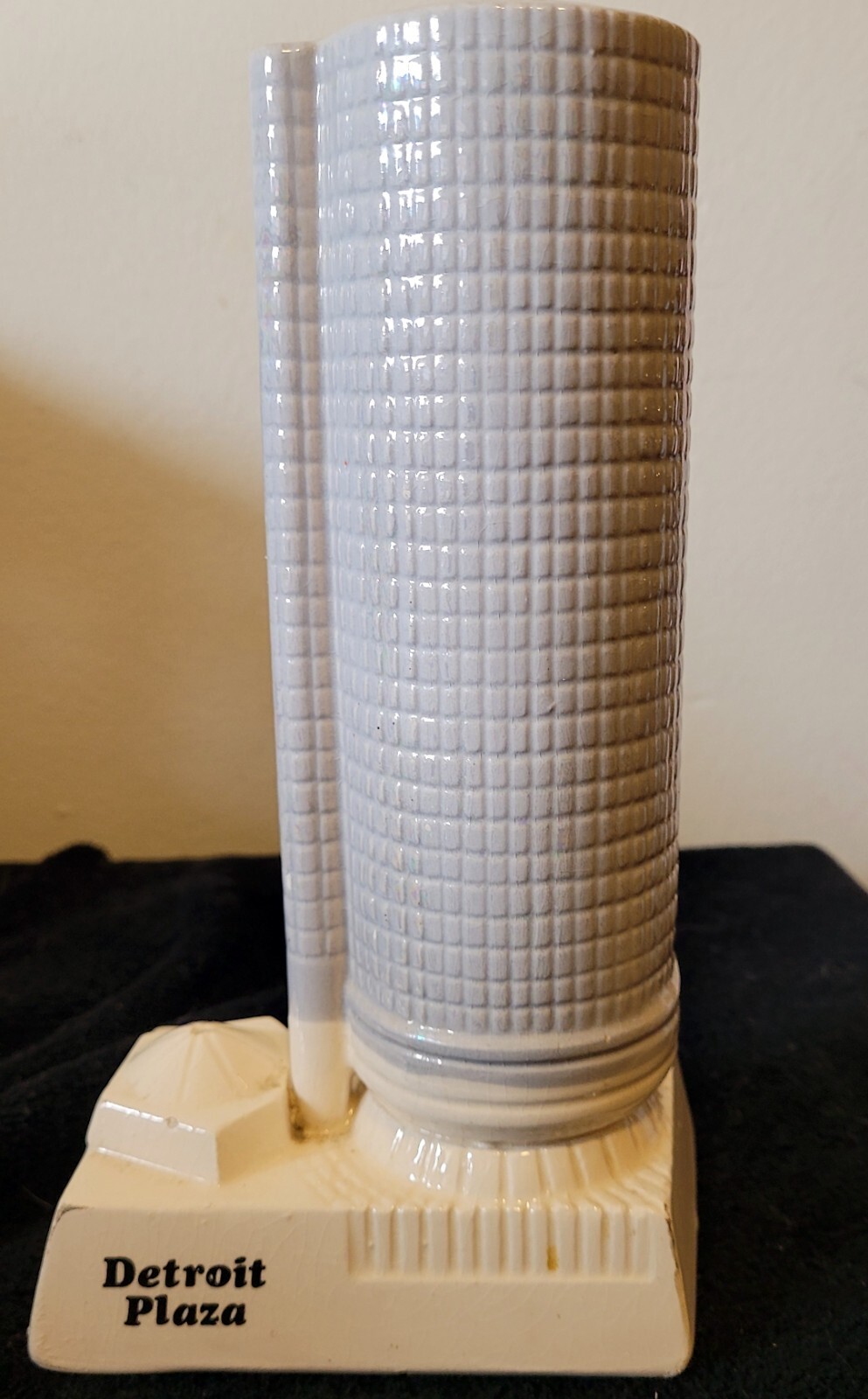 Rare 1979 John Todd Renaissance Center World’s Tallest Hotel Ceramic Mug / Vase Rare 1979 John Todd Renaissance Center World’s Tallest Hotel Ceramic Mug / Vase