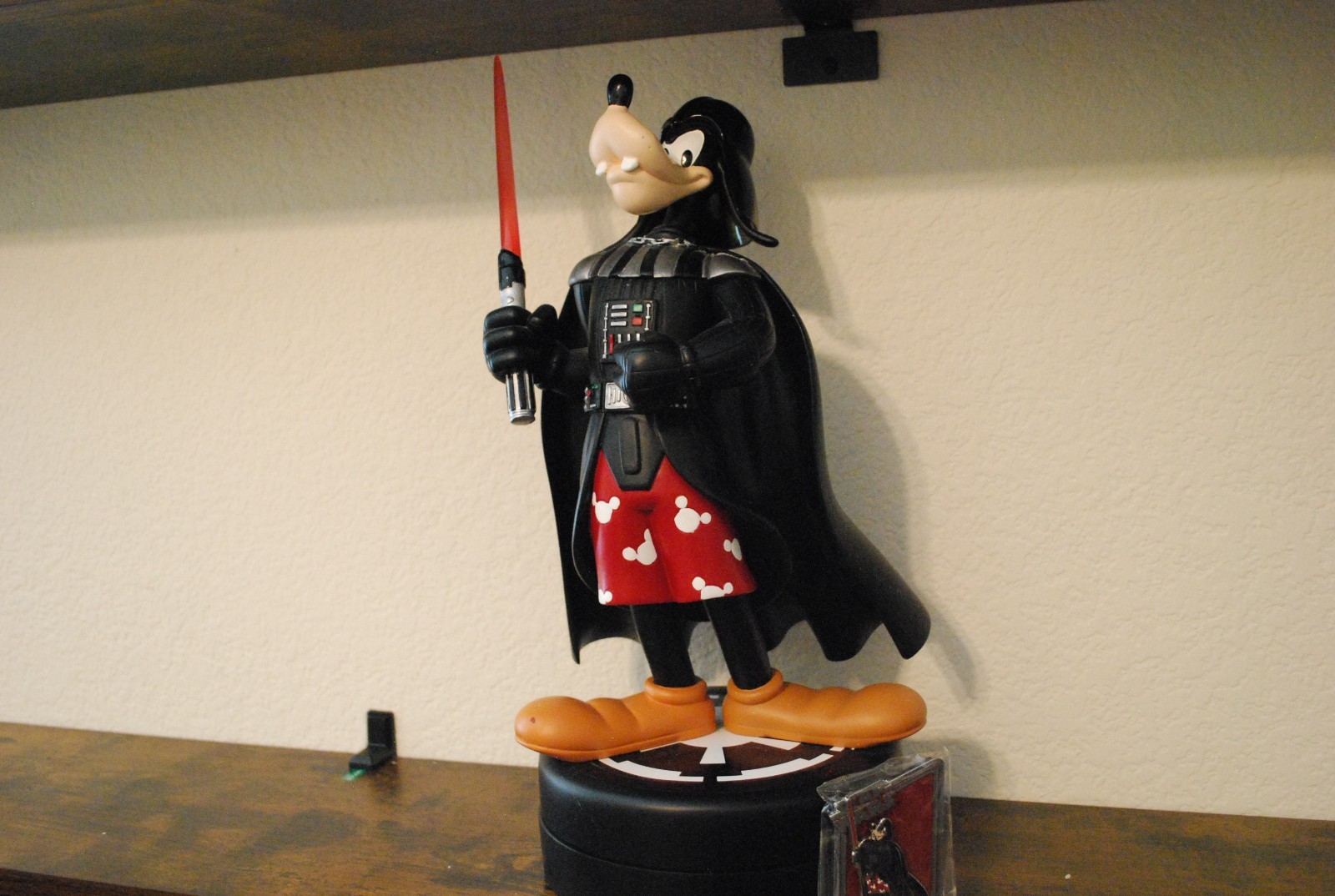 2011 Disney Star Wars Goofy Figurine with Pin - Darth Vader 2011 Disney Star Wars Goofy Figurine with Pin - Darth Vader