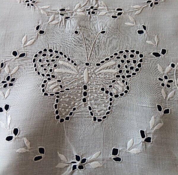 Vintage Madeira Linen Embroidered Butterflies Tablecloth Topper Eyelets 34\
