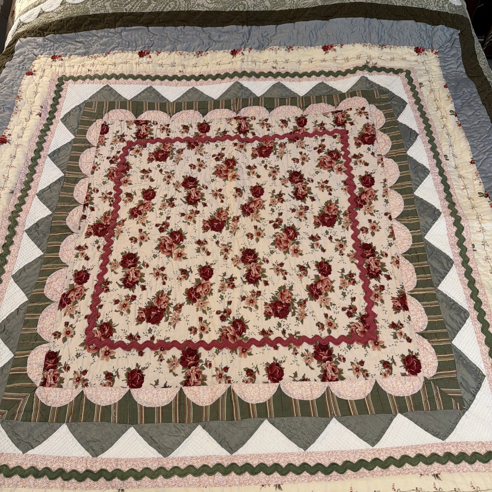 Vintage Floral Rose Quilt Queen 90 x 90 Cottagecore Shabby Chic Patchwork