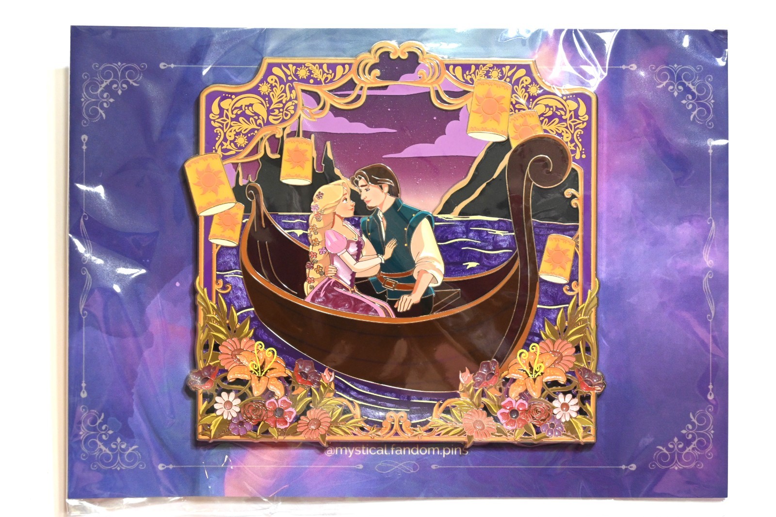 NWT Tangled Flynn Rapunzel Boat Lanterns Romantic Scene Massive Fantasy Pin