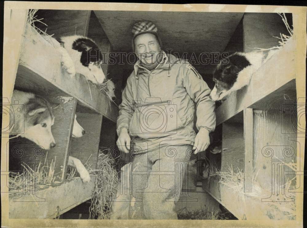 1977 Press Photo Joe Redington Sr. with Sled Dogs - lrb06449