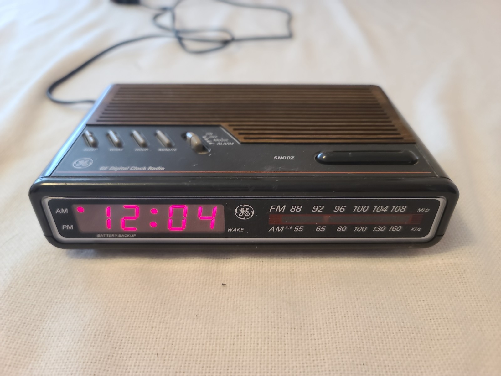 VINTAGE GE CLOCK RADIO ALARM CLOCK WOOD GRAIN 80s MODEL 7-4612A BATTERY BACK UP