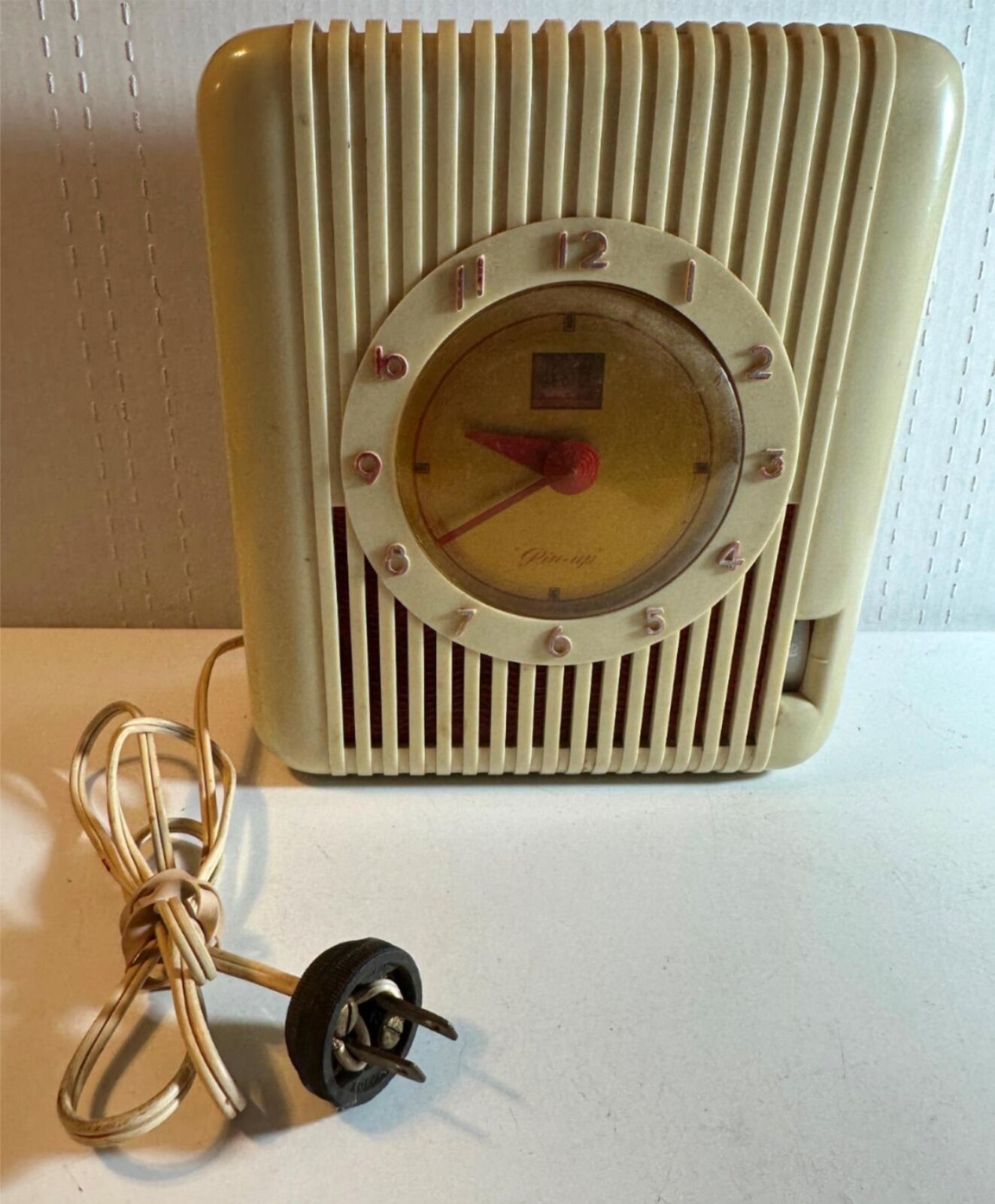 Casabella Ivory 1947 Jewel Model 505 Pin-up AM Vacuum Tube Clock Radio Casabella Ivory 1947 Jewel Model 505 Pin-up AM Vacuum Tube Clock Radio